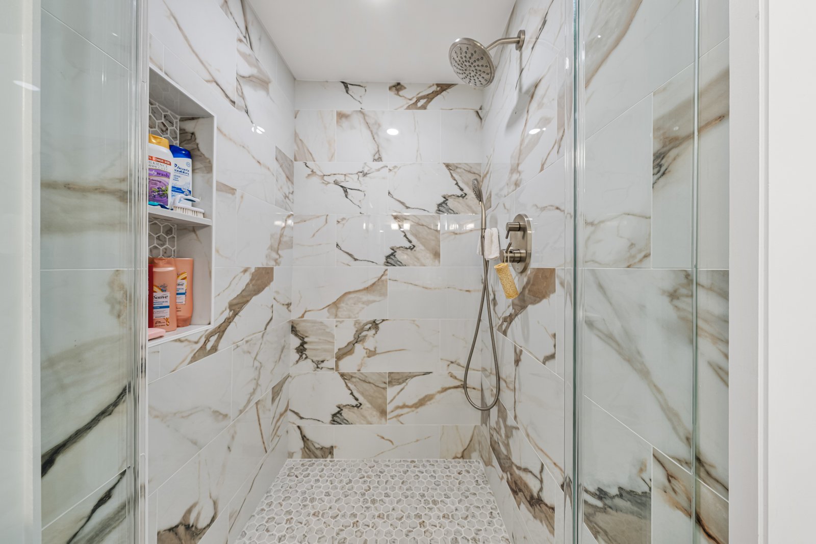 Porcelain shower with mosaic pan